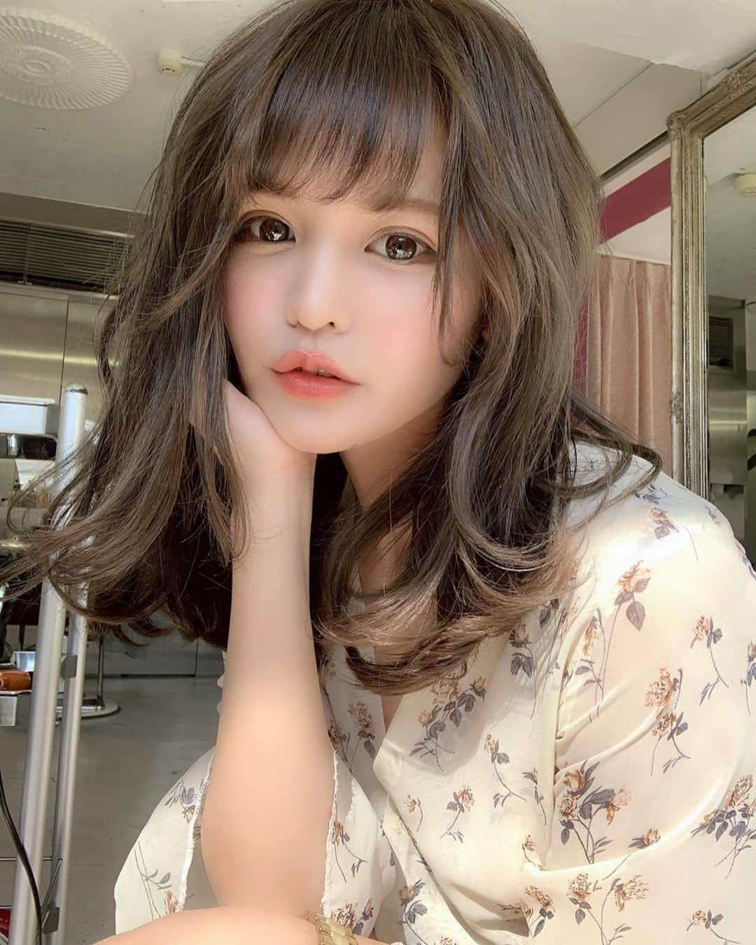 ななぴさんのインスタグラム写真 - (ななぴInstagram)「new hair color💐﻿﻿ ﻿﻿ いつも染めたあとにすこし撮影するのですが﻿﻿ 今回は外でも撮ってみました📸﻿﻿ ﻿﻿ @ici_kazuki さん﻿﻿ いつもありがとうございます🕊✨﻿﻿ ﻿﻿ 透明感をプラスしてもらって﻿ ツヤ感も出る色にしてもらいました﻿ すこし明るくしてみたよ☺️💓﻿ ﻿ ﻿ ﻿ 色味がほうじ茶ラテぽい(伝わるかな)﻿ ﻿﻿ #ofhair #オブヘアー #オブヘアー表参道 #表参道美容院 #美容室 #ヘアサロン #ヘアモデル #サロンモデル #ヘアカラー #艶髪 #ツヤ髪 #花柄ワンピース #セミロング #ミディアムヘア #伸ばしかけ #巻き髪 #カラコン #オレンジリップ #メイク #自撮り #撮影 #サロン撮影 #作品撮り #自まつ毛 #自拍 #日本的」5月19日 19時17分 - __nanapgram__