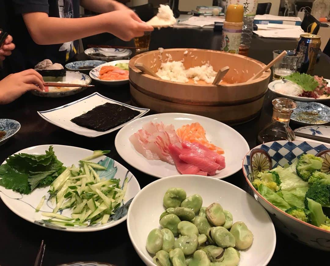 二ノ宮知子さんのインスタグラム写真 - (二ノ宮知子Instagram)「手巻き寿司で今週の打ち上げ。 自分で作る寿司をあれこれ工夫して作るのが楽しい息子たち。 作った寿司をパパにやる時「もう醤油は付いてますんで」と言ってるのに笑った😂」5月19日 19時18分 - tomokoninomiyaa