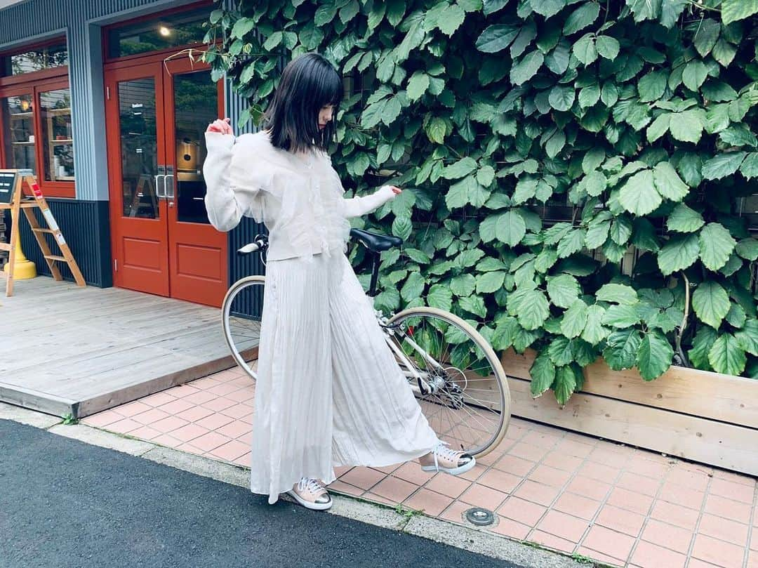 福原遥さんのインスタグラム写真 - (福原遥Instagram)「. まっしろしろ。 天気が良くて散歩したくなりますね☺︎ #はるかふく tops→ #whoswhochico bottom→ #frayid shoes→ #miumiu」5月19日 19時21分 - haruka.f.official