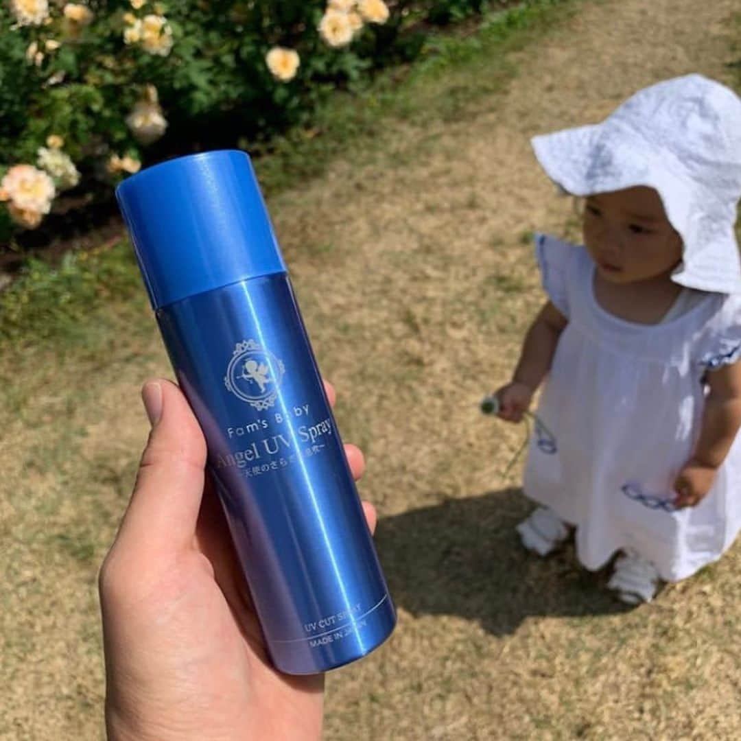 Fam's Baby ファムズベビーさんのインスタグラム写真 - (Fam's Baby ファムズベビーInstagram)「お帽子が似合っててとっても可愛いですね🤗💕 日差しが強くなってきますので日焼け止めはマストです☺️ お外で遊ぶ際には、 #エンジェルUVスプレー のバリア機能が外部刺激などからカバーします☺️ ・ #日焼け止め下地#日焼け対策#乾燥肌改善#赤み#アトピーっ子#日焼け止め必須#バリア機能#日焼け止め大事#べびすたぐらむ#女の子ママと繋がりたい#ママライフ#あせも#子供のスキンケア#こどもとおでかけ ・ #Repost @ayuchan0819 ・・・ 🦋🐞🍀🌹🌼👒👙🌈 ⁑ ⁑ ありゃりゃ😒 お帽子もワンピもまたねーねのお下がり🤫❤️ #常夏の女 #蝶々と鳩を追いかける日々 #薔薇のある暮らし ⁑ 質問の時にたくさんきてたのが日焼け止めについて👂🏻 我が家は @famsbaby のUVスプレーを指名💪🏻 使ってて良いなと感じたからここでシェアハピしときます🥰 お肌に優しい成分やから安心して使えるし、スプレータイプやから小さな子供でも塗りやすい👌🏻 ベタベタしすぎないところもポイント高め🤢✨ #昔日サロ行ってた人と繋がりたい #ファムズベビー ⁑ ⁑ちゃくらべいびー🐥 めっちゃお喋りなんやけど三語そろそろ出そうな雰囲気😏 赤ちゃんでおってほしいけど楽しみ🙈💕💕 #赤ちゃんのいる暮らし」5月19日 13時52分 - famsbaby