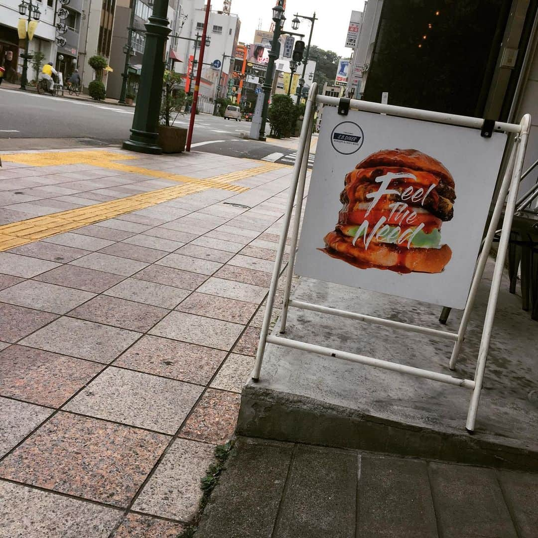 橋本塁さんのインスタグラム写真 - (橋本塁Instagram)「徳島最後のランチは大好きなS.B.DINER.TOKUSHIMA(徳島市両国本町1-14)へ！神戸にもあるここのハンバーガー屋さんのプレミアムチーズバーガーは神がかってます！^_^写真展前後に是非！ #サウシュー #徳島 #ハンバーガー」5月19日 14時00分 - ruihashimoto