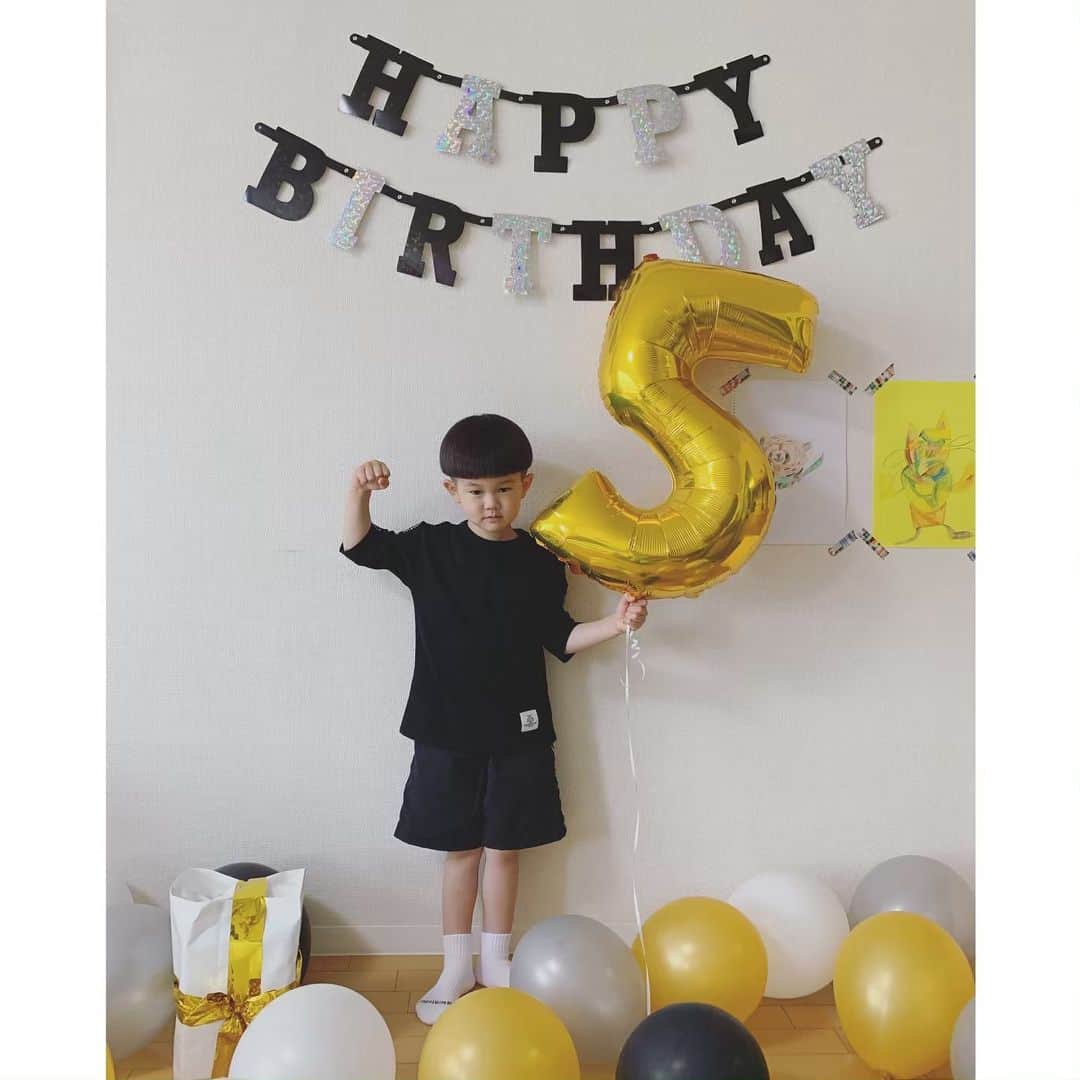 高見まなみのインスタグラム：「5歳のお誕生日おめでとう🎂  心優しくて、強くて、ユーモアたっぷりな君を誇りに思うよ！  いつも、ありがとう😘  #5歳誕生日 #5歳男子 #おめでとう🎉  #もうすぐお兄ちゃん」