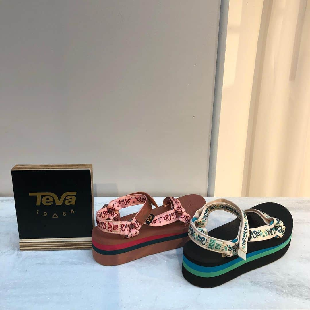 MOREさんのインスタグラム写真 - (MOREInstagram)「スポサン、といえば『Teva』と決めている方も多いのでは？ 『ANNA SUI』の春夏展でその存在を知った二つのブランドの初コラボサンダル、すでに販売が始まっています！ デイリーモアでもニュース配信をしたのですが、可愛い！と話題になっています。 『アナスイ』ならではの夢のある柄使いとスポーティのMIX、合うんですね〜。初披露の場がアナスイのランウェイだったとはいえ、もちろん土日や夏休みのお出かけにガッツリ履きたくなるデザインです☺︎／副編Y  #moremagjp #MORE #デイリーモア #MORE展示会 #展示会 #fashion #ファッション #teva #annasui  #アナスイ #コラボ #サンダル #スポサン #sandals  #2019ss #副編Y」5月19日 14時21分 - moremagjp