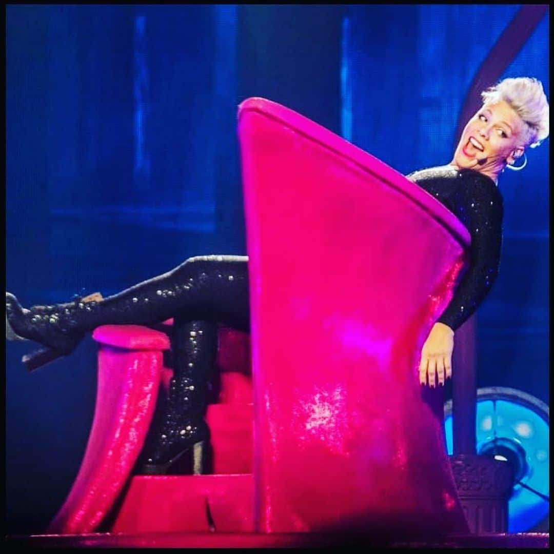 P!nk（ピンク）さんのインスタグラム写真 - (P!nk（ピンク）Instagram)「Merci beaucoup Montreal. Thank you for waiting. Two magical nights that I will never forget. We exorcised some shit tonight. #abientot」5月19日 14時21分 - pink