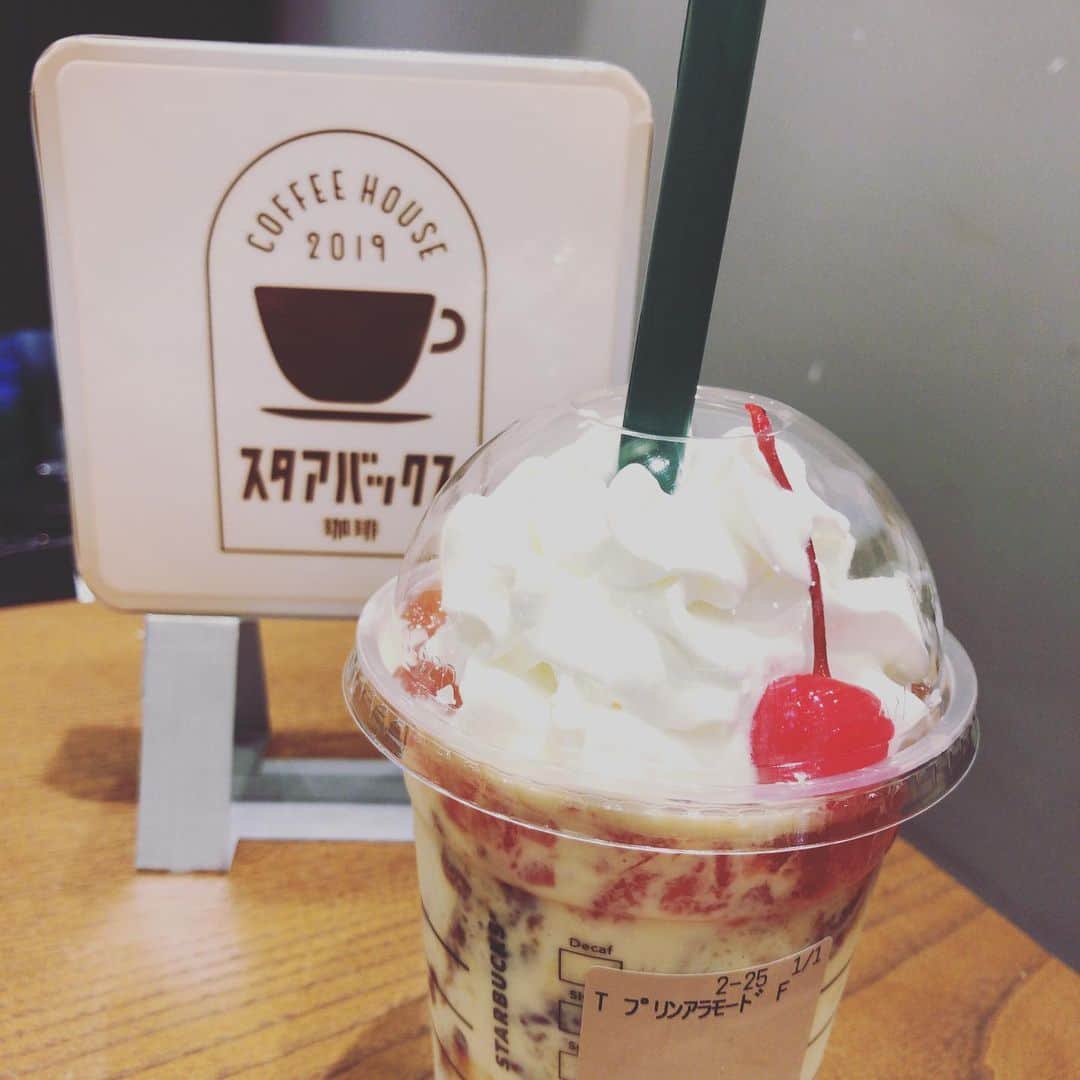 加藤千恵のインスタグラム：「本日のスタバ。ようやく念願のプリンアラモードフラペチーノ（前回の投稿参照）。しかしひどい鼻詰まり（風邪）のせいで、冷たさと、わずかな甘さしか感じられないわたしの味覚よ……！」