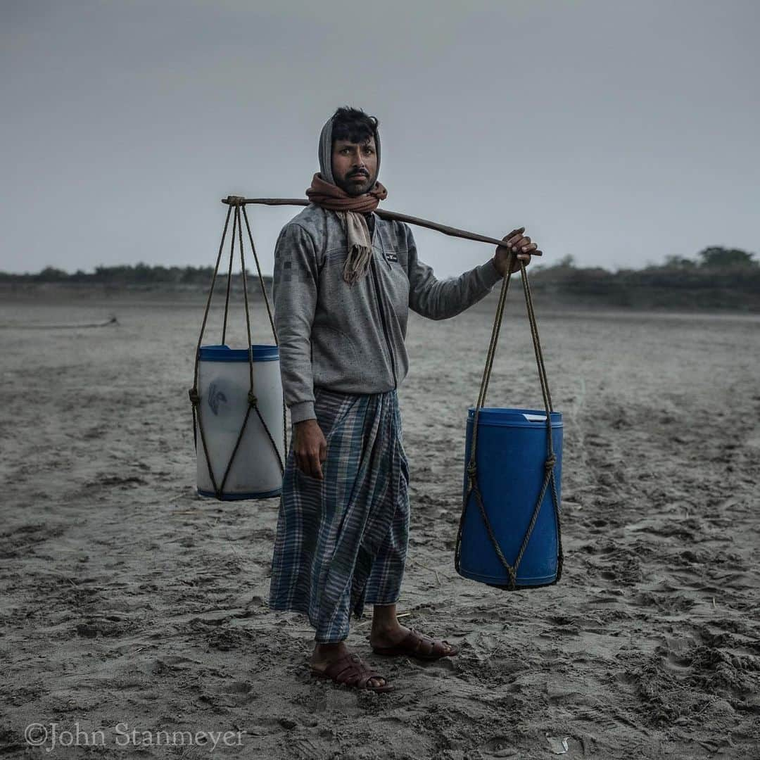 ジョン・スタンメイヤーさんのインスタグラム写真 - (ジョン・スタンメイヤーInstagram)「Having this feeling again where something so simple, feels right. I met this man of heavy carrying while on the Brahmaputra River in India earlier this year. He got off the boat we were sharing, lifted his burden upon the shoulder, stopped for a brief moment, then left. It’s how we often meet others, forever remembering. Having finished and delivered the photographs from Brazil to @rippleeffectimages, it’s time to begin editing India from earlier this year on the @outofedenwalk story for @natgeo...have to turn this story in soon, even though it won’t run in the magazine till sometime in 2020. - @natgeo @natgeocreative #india #brahmaputra #assam #portrait #laborer #man #river #buckets」5月19日 14時32分 - johnstanmeyer