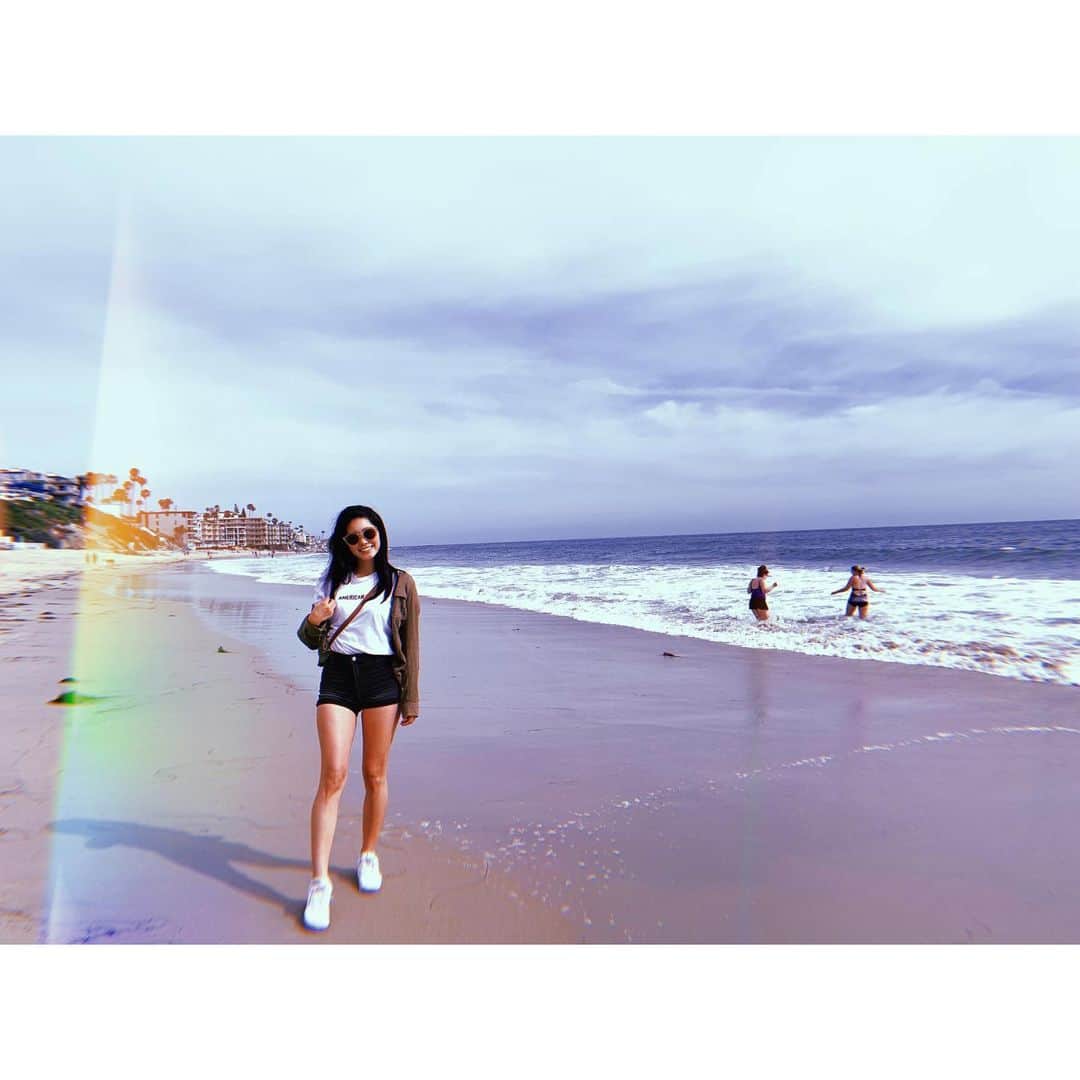 福山智可子のインスタグラム：「The beach is my happy place 🐚 ハワイと違って水には入れないけど見れるだけでも気持ちいい〜 . #lagunabeach #OC #americanmade」