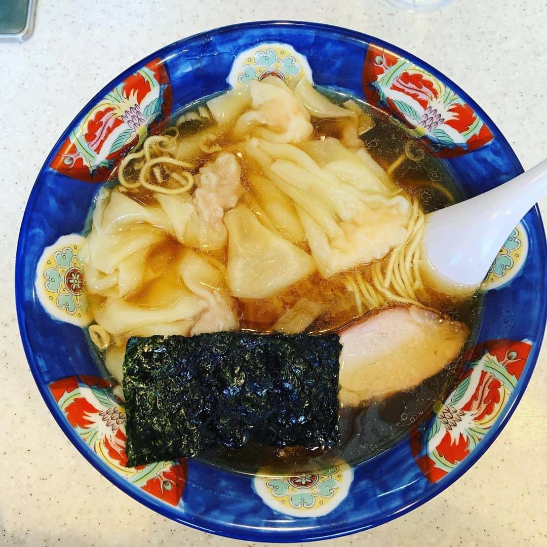 志摩有子さんのインスタグラム写真 - (志摩有子Instagram)「実家近くの思い出の味。たんたん亭のワンタン麺。ワンタンは肉とエビ両方入りのミックスで。しなやかでぴろぴろ、美味しいスープが絡んで最高に美味しい。超久しぶりだったけれど変わらない美味しさ。 #ワンタン麺 #麺スタグラム #思い出の味 #変わらない美味しさ #慣れ親しんだ味」5月19日 14時45分 - ariko418
