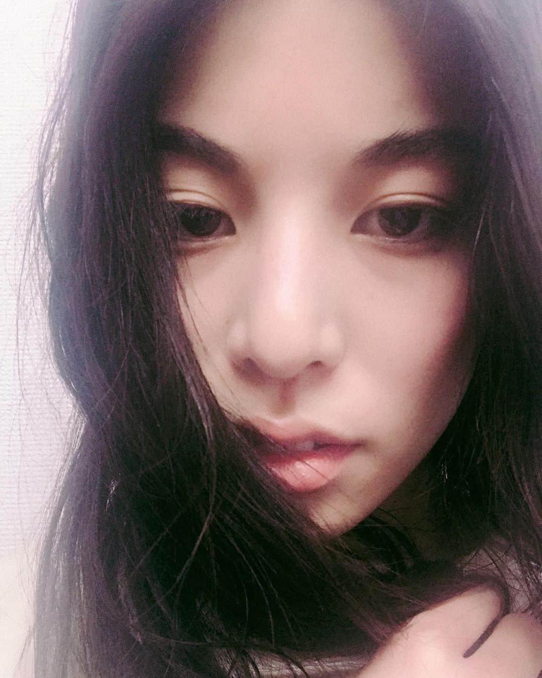 ほな・いこかのインスタグラム：「本日は闇を身に纏って撮影です。」