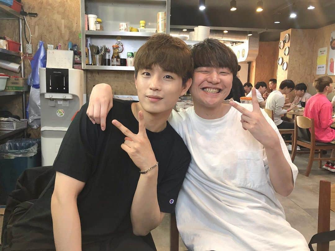 藤井達也のインスタグラム：「ミンスが来てくれたよー😄  韓国で会えて嬉しかったーლ(=ↀωↀ=)ლ  もっと好きになりました💟ww また相合傘しよねwww またねー⭐️ #インスタ #Instagram #instagood #アーティスト #artist #live #歌 #song #渋谷 #shibuya #ファッション #fashion #노래 #미소 #가수 #singer #話題  #イベント #event #笑顔 #smile #followme #韓国 #カンナム #강남」
