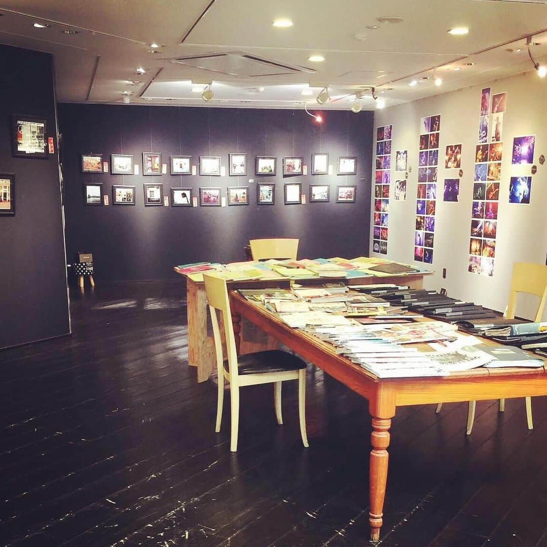 橋本塁さんのインスタグラム写真 - (橋本塁Instagram)「【最終日サウシュー徳島写真展便り】 17時‪ま‬で徳島写真展開催中！STINGRAY&サウシュー新グッズ物販コーナーも！ヒラオカギャラリー&「OLUYO」(徳島市東新町1-14-1  3&4F )にて最後まで僕はずっとお待ちしてます！  #サウシュー #徳島 #stingray  #thebandapart #ストレイテナー  #キツネツキ#nothingscarvedinstone #oneokrock #oor #ワンオク #thebackhorn #hawaiian6  #ren #ropingpanda #9mmparabellumbullet #androp #thebawdies #ruihashimoto #photo #livephoto #landscapepe」5月19日 14時48分 - ruihashimoto