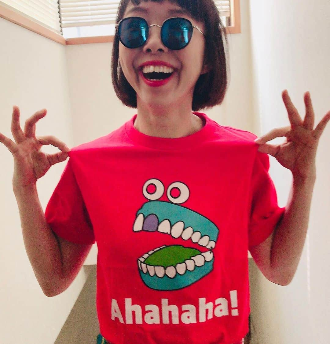 中村涼子さんのインスタグラム写真 - (中村涼子Instagram)「新しい仲間ができました。 『ワタシのhahaha』  私の歯です。 数年前に不慮の自損で死んだ前歯ちゃんもいます。 Tシャツにしましたhahaha どうぞよろしくお願いします🦷 #手作り服」5月19日 14時50分 - nakamuraryoko56