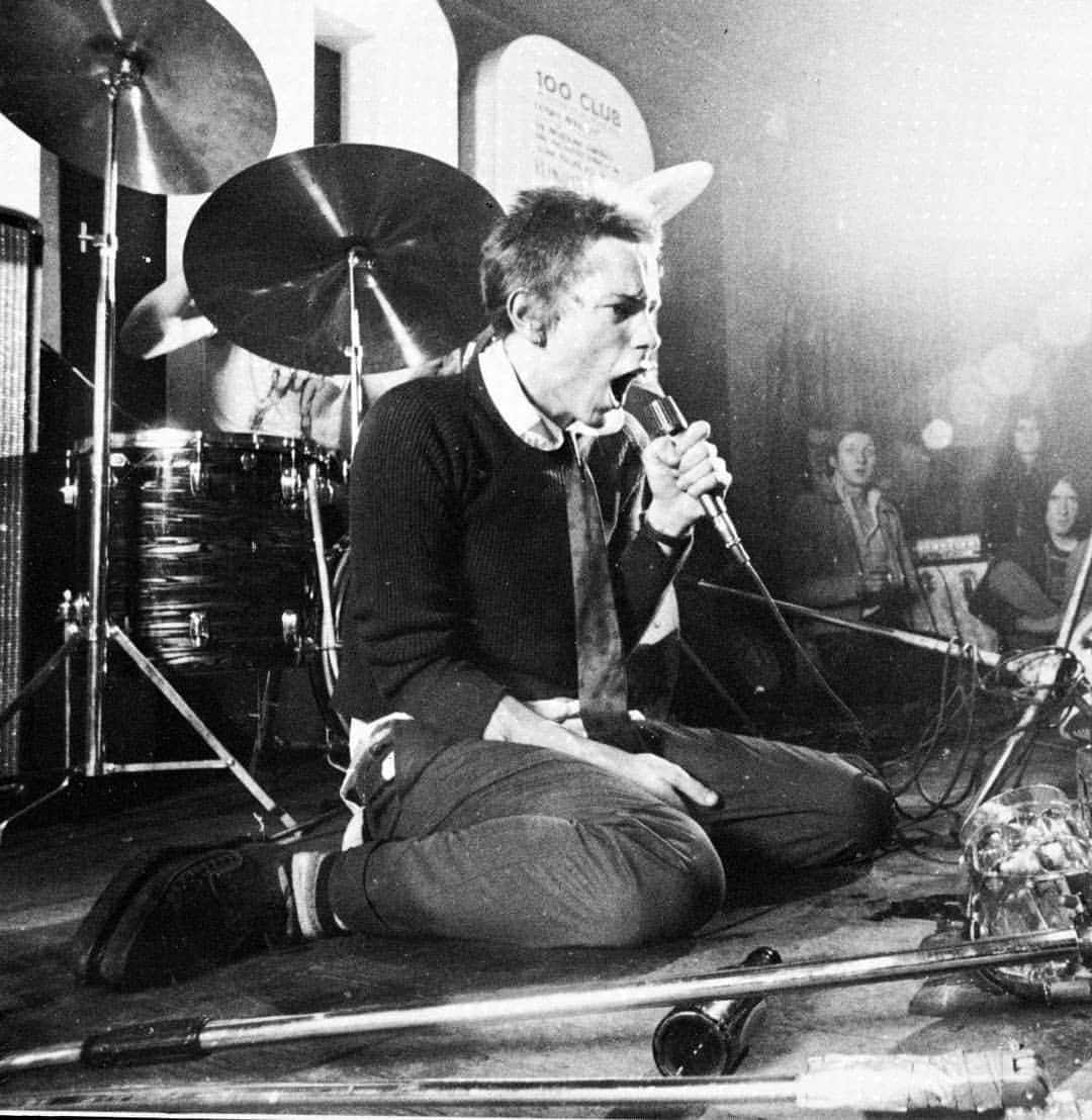 ジョージコックスさんのインスタグラム写真 - (ジョージコックスInstagram)「43 years ago this weekend the Pistols played the 100 Cub. John Lydon in Diano creeper. 📷 Ray Stephenson . #theoriginalcreeper #madeinengland #georgecox #johnlydon #sexpistols #100club」5月19日 14時59分 - georgecoxfootwear