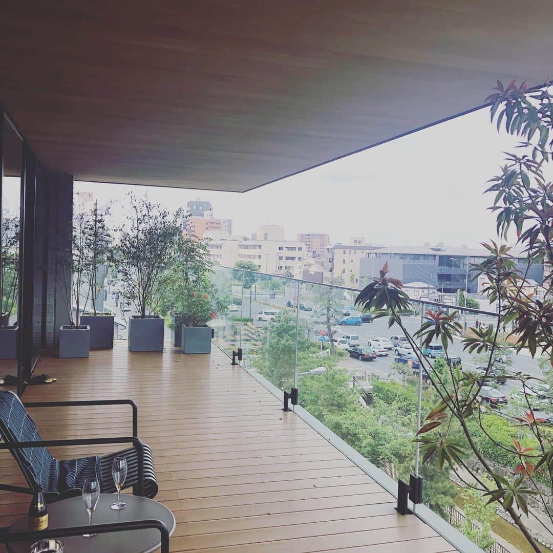 ひうらさとるのインスタグラム：「京都の二条城、一望のHotel CANATA 気持ちよすぎる空間だったー❤︎ 帰りは篠山の6へ。こちらもリニューアルオープン！グッとシックで大人な仕上がり！  #hotelcanatakyoto  #篠山6」