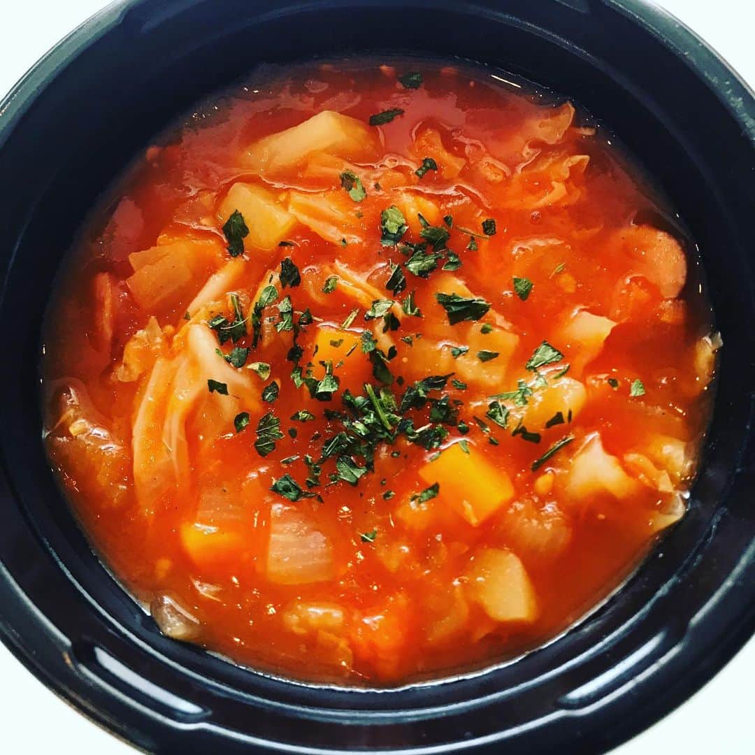 経沢香保子さんのインスタグラム写真 - (経沢香保子Instagram)「【ミネストローネのお弁当】  トマトが余っていたので、ミネストローネを作りました。 いつもはトマト缶から作るのですが、トマトから作るレシピに。  材料は  トマトを湯むきして４個 じゃがいも、にんじん１個、玉ねぎ２個 キャベツ好きなだけ ウインナー３本 コンソメ２個  上記で４人分で（私は作り置きするので）  そのままホットクック に全部入れて、 手動で作る→混ぜ技使う→35分  で完成です！  ___  すごく不思議だと思うのは、 自分で作るご飯って食べると元気が出ると言うこと。  そして、お料理を作っている間に、出来上がりや、食べているシーンを想像して だんだんテンションが上がっていくこと。  不思議だなーと思います。 すごく起業に似ていると言うか。  起業と一つ違うのは、結果が出るのがとても早いので、手早く満たされます。 起業は最低5年、そして良い流れが基盤ができてくるのにはやっぱり10年かかるからな〜  と言うことで、一つ一つ頑張ります！」5月19日 14時55分 - kahokotsunezawa