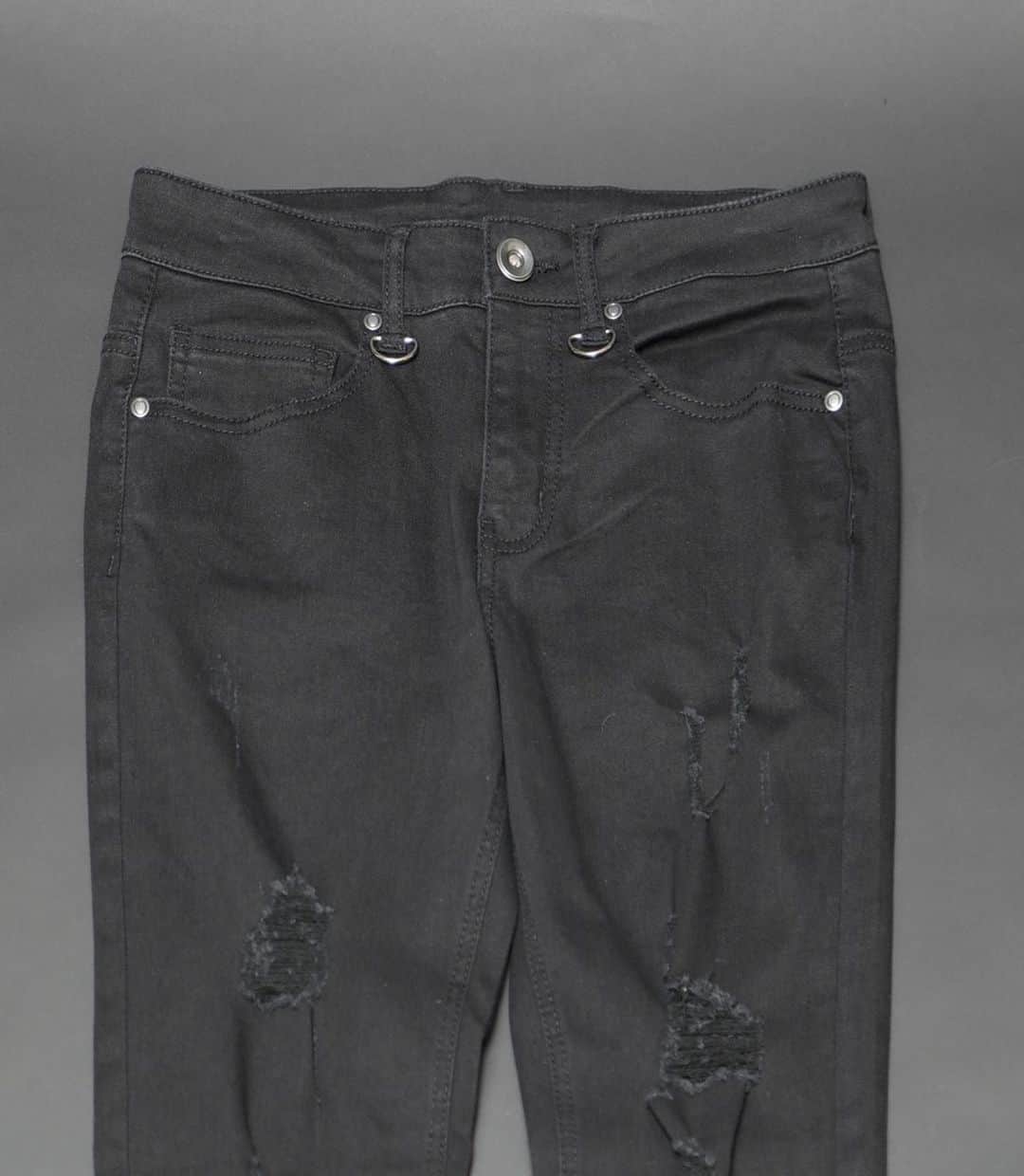 のインスタグラム：「‪TEARS OF SWAN-DAMAGE BLACK SKINNY PANTSになります!! official webshopでもオーダー開始ですので宜しくお願い致します(^^)👖📝 http://tears-of-swan.shop-pro.jp/?pid=142961476 (6月上旬販売開始、ストレッチ素材使用、男性モデルM着用、女性モデルS着用、売切次第終了、再販売はありません) ※プロフィール下のURLからofficial websiteがご覧頂けます @tears_of_swan  #tearsofswan  #tearsofswan_ateliershop  #damagepants #skinnypants  #stretchpants #ダメージパンツ #スキニーパンツ  #ストレッチパンツ」