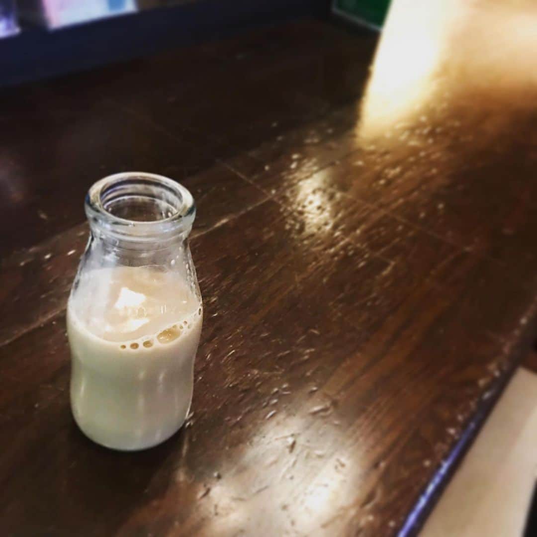 朝倉真司のインスタグラム：「宮崎、深夜の銭湯にて。変わらぬ珈琲牛乳がキャンドルに見えた。」