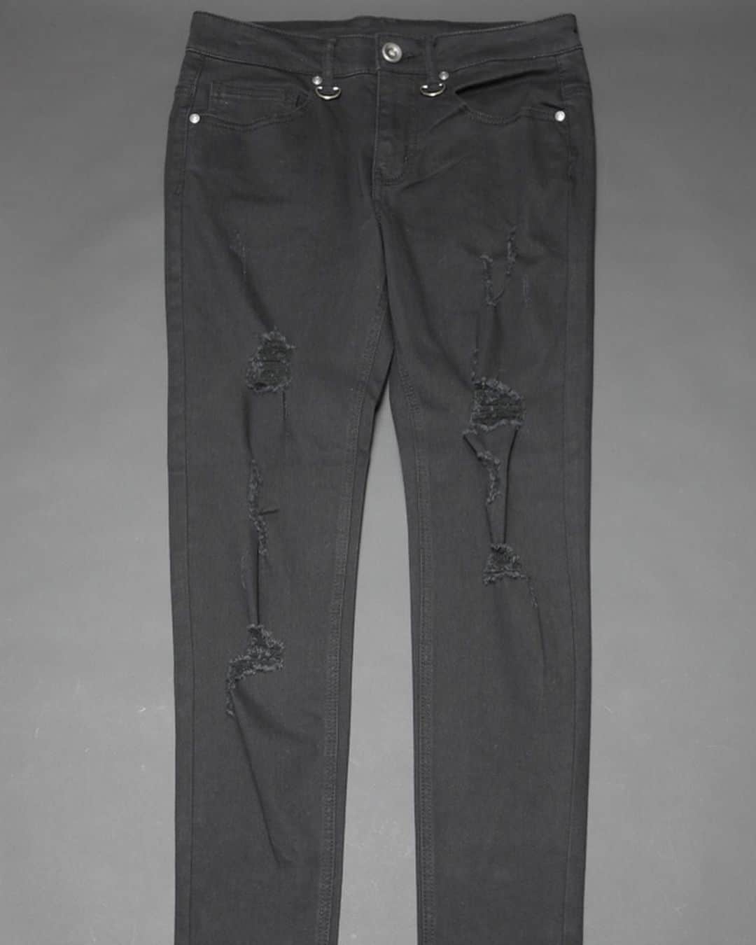 のインスタグラム：「‪TEARS OF SWAN-DAMAGE BLACK SKINNY PANTSになります!! official webshopでもオーダー開始ですので宜しくお願い致します(^^)👖📝 http://tears-of-swan.shop-pro.jp/?pid=142961476 (6月上旬販売開始、ストレッチ素材使用、男性モデルM着用、女性モデルS着用、売切次第終了、再販売はありません) ※プロフィール下のURLからofficial websiteがご覧頂けます  @tears_of_swan  #tearsofswan  #tearsofswan_ateliershop  #damagepants #skinnypants  #stretchpants #ダメージパンツ #スキニーパンツ  #ストレッチパンツ」