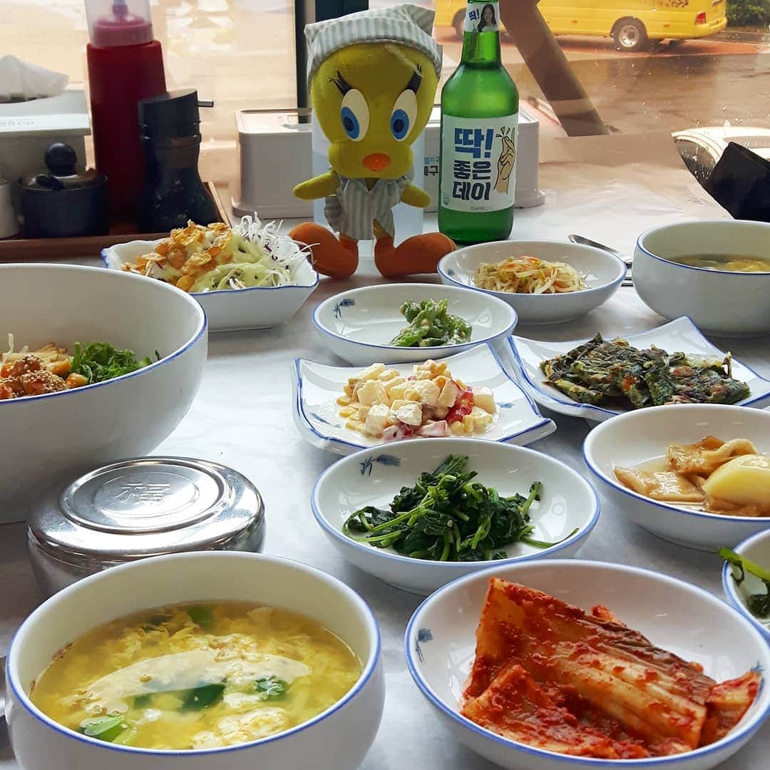 Little Yellow Birdさんのインスタグラム写真 - (Little Yellow BirdInstagram)「Still raining, so time for an elaborate Sunday lunch!! Seafood in Mijo on Namhae! I tried the Sea squirt bibimbap. Google if you dare😆 #littleyellowbird #tweety #tweetykweelapis #adventures #yellow #bird #mijo #namhae #남해 #southkorea #zuidkorea #asia #seafood #food #bibimbap #비빔밥 #seasquirt #meongge #zakpijp #soju #소주 #travel #traveling #wanderlust #floorseating #sunday #kleermakerszit #stuffedanimalsofinstagram #plushiesofinstagram」5月19日 15時04分 - tweetykweelapis