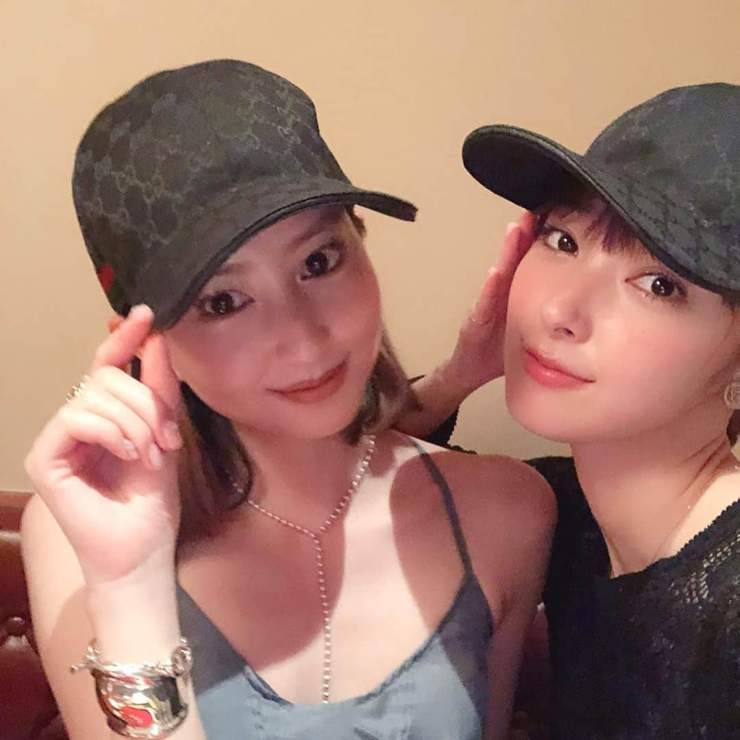 宮本茉由さんのインスタグラム写真 - (宮本茉由Instagram)「少し前に、まゆこちゃんが誕生日のお祝いをしてくれました(;_;)♡お揃いの可愛すぎるプレゼントまでくれて…🧢♡本当に優しすぎる。。ありがとうございます😭♥️大切に使います！！ だいすき🥺  #河北麻友子 さん #まゆまゆ #誕生日投稿何回もしちゃった 🙇‍♀️」5月19日 15時10分 - mayu_miyamoto_official