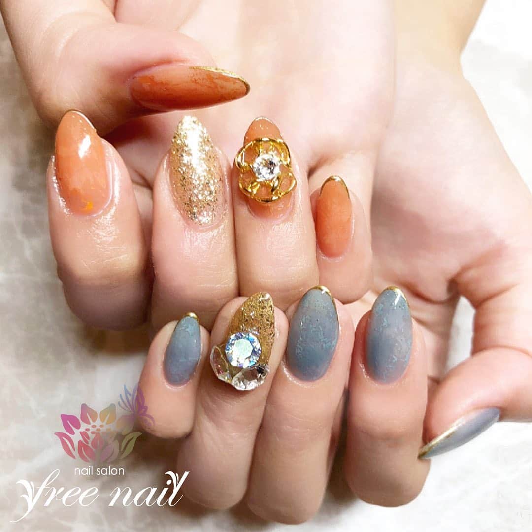 free nail フリーネイルのインスタグラム：「. お客様ネイル💅🏻🌺✨ . サマーニュアンスネイル🧡💙✨ . オシャレなカラーアシメ👩🏻‍🎨🎨✨ . ご来店ありがとうございました🙇🏻‍♀️🙇🏻‍♀️🙇🏻‍♀️💗 . #ネイル #フリーネイル #ネイルアート #ジェルネイル #ネイルサロン #大阪ネイルサロン #ネイルデザイン #ネイルチェンジ #ニュアンスネイル #アシンメトリーネイル #メタリックネイル #ラメネイル #ビジューネイル #オレンジネイル #ブルーネイル #デザインネイル #トレンドネイル #シンプルネイル #おしゃれネイル #初夏ネイル #夏ネイル #美甲 #日式美甲 #summernails #nailsart #nailsalon #nailsdid #newnails #newnail #freenail」