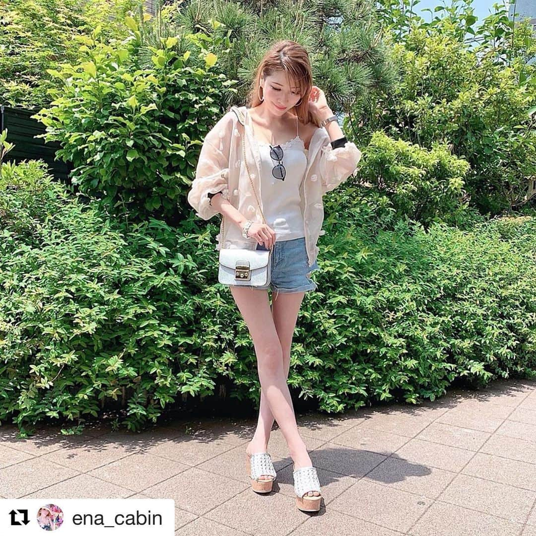 ショップにこにこさんのインスタグラム写真 - (ショップにこにこInstagram)「#Repost @ena_cabin with @get_repost ・・・ * * 今日も暖かかったので☀️ 夏用にgetした @shopnikoniko のウェッジに合わせて👡シルバー小物で先取りコーデしてみました🍧 * * ポンポンが可愛いシースルーパーカーとニットキャミは @rurume_official 💓 * * * ⑅︎∙︎˚┈︎┈︎┈︎┈︎┈︎┈︎┈︎┈┈︎┈︎┈︎┈┈︎┈︎︎┈︎┈┈︎︎┈︎┈︎︎┈︎┈︎┈︎˚∙︎⑅ * ZOZOTOWN店限定🛍 コルクウェッジサンダル タイムセール ⌛️ 4,298円 → 2,480円✨ 5/17 13:00 ～ 5/21 9:59 @shopnikoniko * ⑅︎∙︎˚┈︎┈︎┈︎┈︎┈︎┈︎┈︎┈┈︎┈︎┈︎┈┈︎┈︎︎┈︎┈┈︎︎┈︎┈︎︎┈︎┈︎┈︎˚∙︎⑅ * * * outer @rurume_official * inner @rurume_official * bottoms @gydajp * bag @fifth_store *  watch @triwaasia * * * * #shopnikoniko #ショップにこにこ_zozotown #zozotown #fifth #fifthtl #フィフス #RURU #fashion #r_fashion #locari #shopstylejp #今日のコーデ #カジュアルコーデ #デニムコーデ #ショーパン #サンダル #先取りコーデ #ニットキャミ #ロングヘア #プチプラコーデ #シースルー #ルーファ #sslooksjp #シルバーアクセ #コルクサンダル #ウェッジソール #triwa #トリワコーデ #pr」5月19日 15時12分 - shopnikoniko