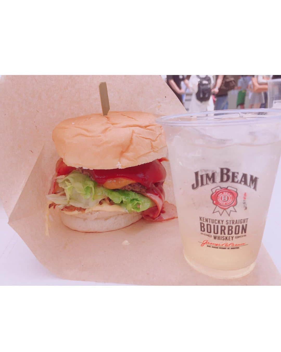 清里千聖さんのインスタグラム写真 - (清里千聖Instagram)「2日目〜🥰💕. 大好きなハイボール×ハンバーガー🍔💕. 最高な日曜日💓💓💓. DIRECT 2019 ～SAKAE REGGAE FES～ . supported by JIMBEAM💕. 今日も楽しみましょう😝❤️. #zipfm #JIMBEAM #ジムビーム #ハイボール #サントリー #suntory #DIRECT #DIRECT2019 #レゲエ #フェス  #名古屋 #栄 #久屋大通公園 #テキサスキングバーガー #常滑 #humberger #followme #ootd #radiodj  #여행 #japan #beautiful #tagsforlikes #picoftheday  #instagramjapan  #japanesegirl #instagood #팔로우 #일상 #먹스타그램」5月19日 15時12分 - chiseikiyosato