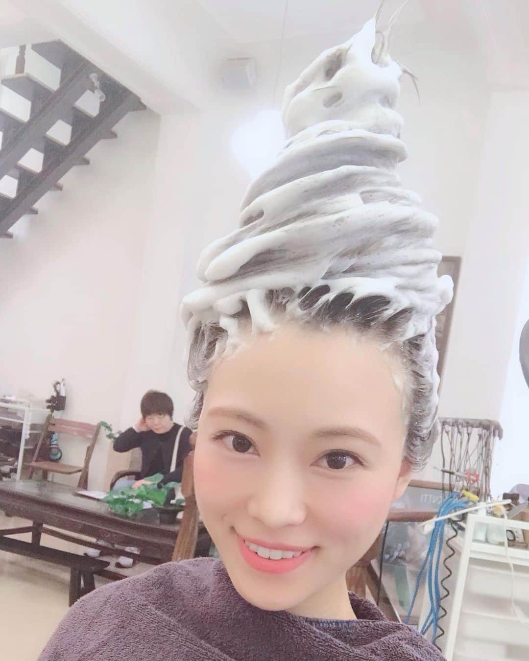 青山智美さんのインスタグラム写真 - (青山智美Instagram)「❤️❤️❤️ #台湾シャンプー のお店 #procutti（ #プロカッティ ） #ソフトクリーム の #髪型 . 一番はじめにしてもらえたのが #ソフトクリームヘア 🍦😆💗 . すごいスピードでグングン泡立てた後、 クルクル〜〜ってクリーム にしてくれたぁ〜💓💕😘☀️🌼☝🏻 手慣れてるーーー手際いいーーー😄😆😊✨✨✨ . #台湾 #旅行 #一人旅 #一人旅女子 #台北 #シャンプー #美 #美容 #美容室 #hair #model #taiwan #salon #saron #love #happy #smile #beauty #iloveme #ilovemyself #thanks #thankyou #japanesegirl」5月19日 15時16分 - tomomibeauty