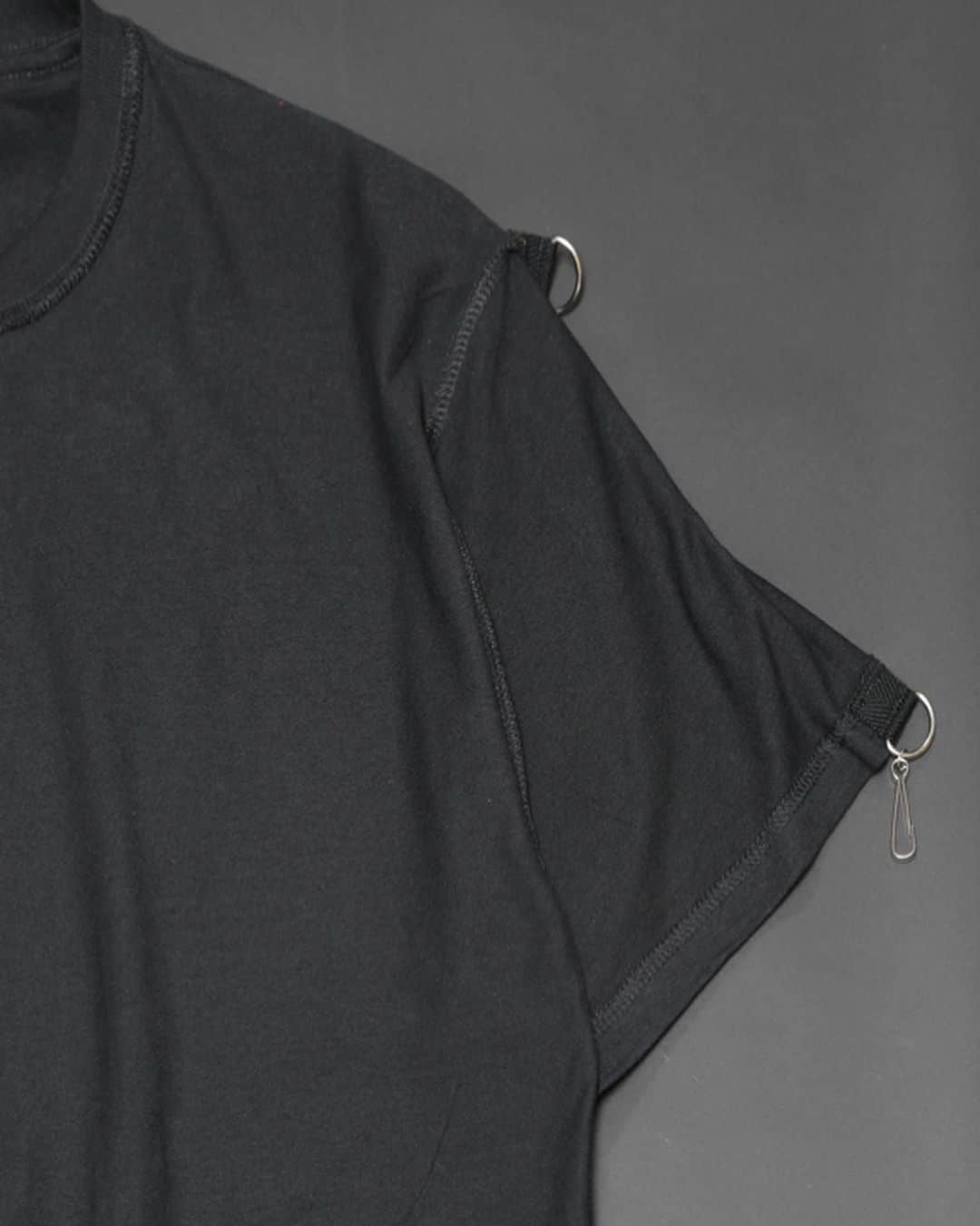 のインスタグラム：「TEARS OF SWAN×INSIDE OUT DEFORMATION T SHIRTSになります!! official webshopでもオーダー開始ですので宜しくお願い致します(^^)👕📝 http://tears-of-swan.shop-pro.jp/?pid=142961807 (6月下旬販売開始、モデル着用サイズXL) ※プロフィール下のURLからofficial websiteがご覧頂けます  @tears_of_swan  #tearsofswan  #tshirt  #bigtshirt  #deforma #dカン #ティーシャツ #ビッグティー」