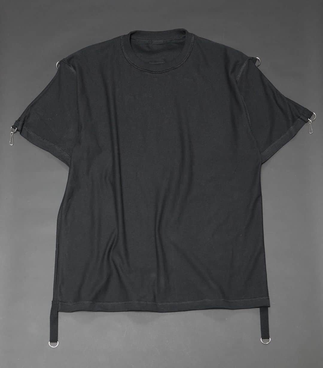 のインスタグラム：「TEARS OF SWAN×INSIDE OUT DEFORMATION T SHIRTSになります!! official webshopでもオーダー開始ですので宜しくお願い致します(^^)👕📝 http://tears-of-swan.shop-pro.jp/?pid=142961807 (6月下旬販売開始、モデル着用サイズXL) ※プロフィール下のURLからofficial websiteがご覧頂けます  @tears_of_swan  #tearsofswan  #tshirt  #bigtshirt  #deforma #dカン #ティーシャツ #ビッグティー」