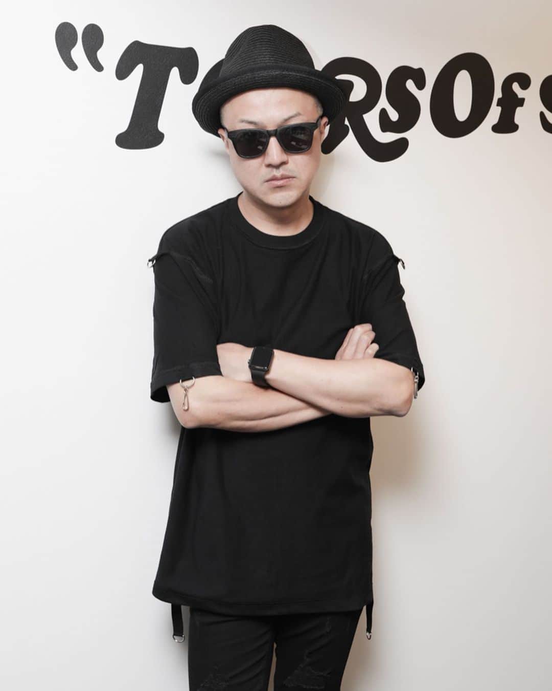 のインスタグラム：「TEARS OF SWAN×INSIDE OUT DEFORMATION T SHIRTSになります!! official webshopでもオーダー開始ですので宜しくお願い致します(^^)👕📝 http://tears-of-swan.shop-pro.jp/?pid=142961807 (6月下旬販売開始、モデル着用サイズXL) ※プロフィール下のURLからofficial websiteがご覧頂けます  @tears_of_swan  #tearsofswan  #tshirt  #bigtshirt  #deforma #dカン #ティーシャツ #ビッグティー」