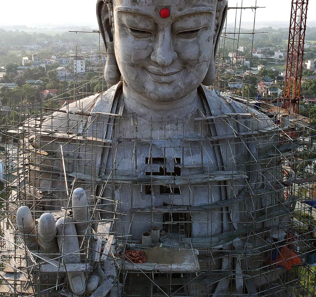 AFP通信さんのインスタグラム写真 - (AFP通信Instagram)「AFP Photo 📷 @mananvatsyayana - A giant under-construction Buddha statue at Khai Nguyen pagoda in Son Tay on the outskirts of Hanoi on May 18, 2019 on the eve of Vesak day or Buddha day festival, marking the birth of Gautama Buddha, his attaining enlightenment, and his passing away. #Buddha #Buddhastatue #Aerialview」5月19日 15時23分 - afpphoto