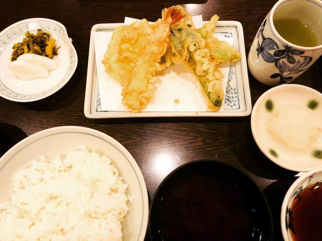 倉田雅世さんのインスタグラム写真 - (倉田雅世Instagram)「遅めのランチ。 今週はきちんと食事を取るタイミングを逃してばかりだったので、美味しい定食を。 写真にはないけど、最後のかき揚げがとても美味しかった！  #つな八」5月19日 15時25分 - kuralamune