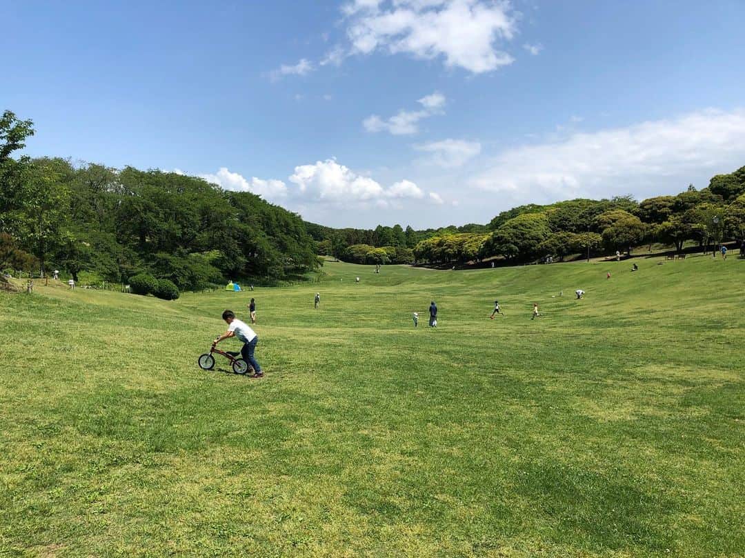 東原亜希さんのインスタグラム写真 - (東原亜希Instagram)「天気が良いだけで幸せだ🌞おにぎり持って子供達大好きな公園へ!!マット敷いてお菓子食べて最高でした♡」5月19日 15時35分 - akihigashihara
