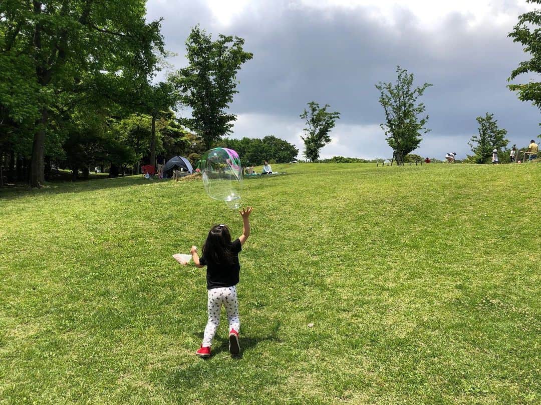 東原亜希さんのインスタグラム写真 - (東原亜希Instagram)「天気が良いだけで幸せだ🌞おにぎり持って子供達大好きな公園へ!!マット敷いてお菓子食べて最高でした♡」5月19日 15時35分 - akihigashihara