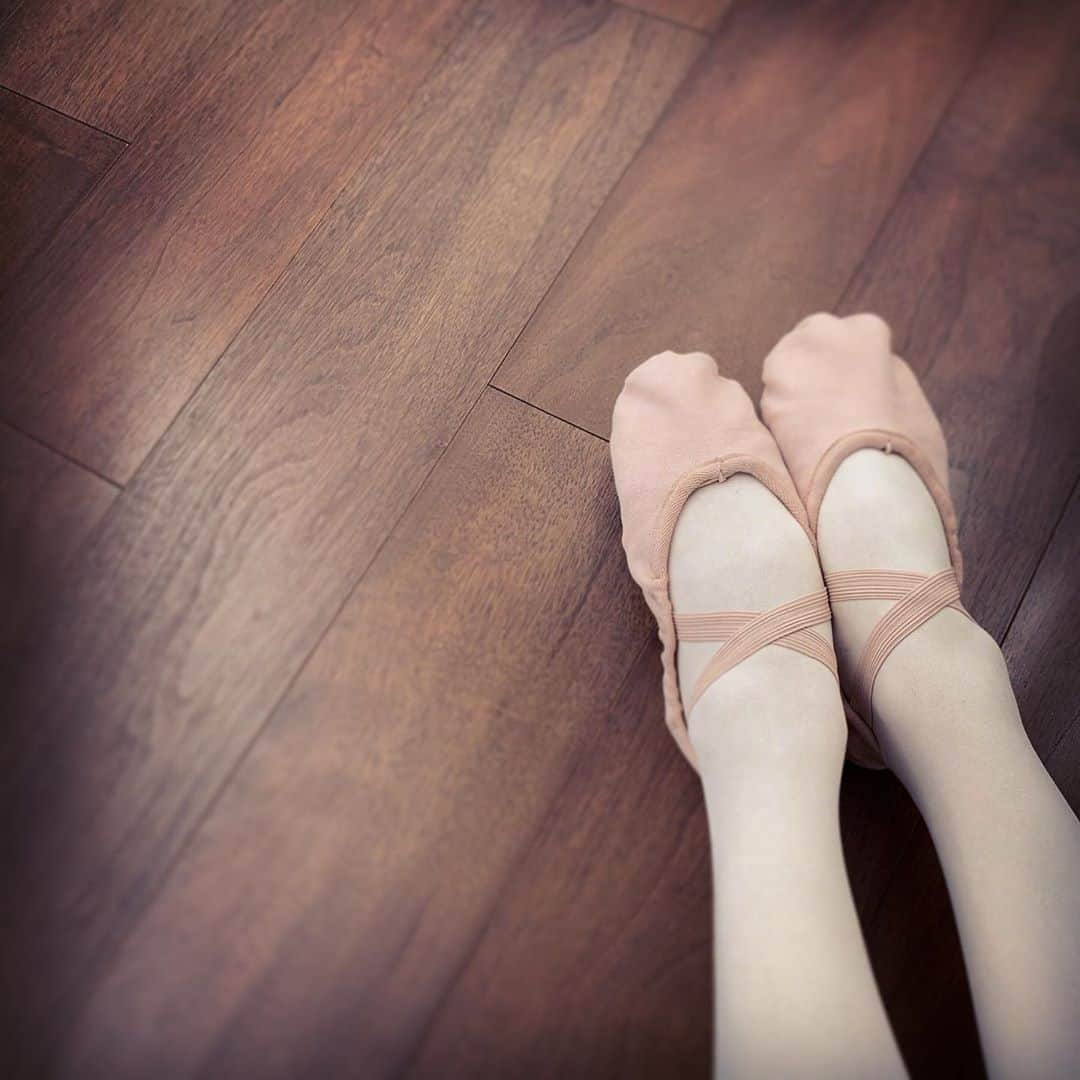 牧瀬里穂さんのインスタグラム写真 - (牧瀬里穂Instagram)「運動不足  でもハードな運動は苦手🙅🏻‍♀️ 綺麗な音楽に合わせて身体を動かしたい、、、 となればバレエ  何十年ぶり⁉️ ピルエットも回るどころか 片足でルルヴェできないし こんなに筋肉が衰えていたのかーと笑えてきて😅 この写真も 爪先伸ばしたら 足がつりました💦  でも 楽しかった😊 ゆるゆると やっていこうかな」5月19日 15時35分 - rihomakise