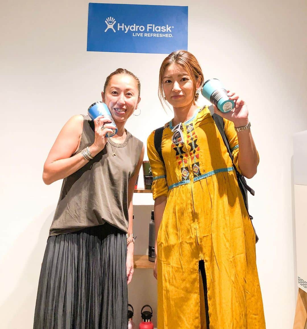 彩海のインスタグラム：「. . 渋谷のオシャレスポット TRUNK HOTELで 限定ポップアップストアを出してた @kim_kim928 にサプライズで会いに行っちゃった♡ . . フラッと寄ったからw いつもスーツとかだからw 一瞬誰か気付かれず♡嬉しいw . . 今日だけ限定で トランクホテルとコラボボトル 販売してるんだって！ ほんとかわいいのー♡ . . 来週は横浜赤レンガ倉庫の グリーンルームにも出店！ 私もボトル数年前から愛用してるよ♡ . . @oofos.jp カタログ撮影で お世話になった方々と久しぶりに お話できてうれしかった♡ . . . @hydroflask.jp  #ハイドロフラスク  @oofos.jp #ウーフォス  #新しいキャップ #ありがとうございます #感謝」