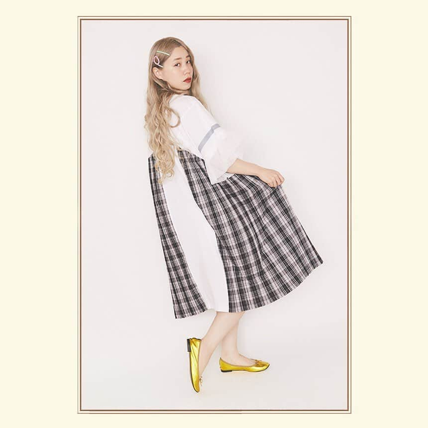 Candy Stripperさんのインスタグラム写真 - (Candy StripperInstagram)「. Candy Stripper Magazine5月号Vol.2掲載アイテム﻿﻿ ﻿﻿ 発売中﻿﻿ ▪︎CHECK PLEATS SWITCHED OP﻿﻿ WHITE×BLACK CHECK﻿﻿ ¥18,800+tax﻿﻿ ﻿﻿ #candystripper #2019summer #livethewayyouare #candystore #candystripper_magazine #佐々木茜」5月19日 15時33分 - candystripper_official