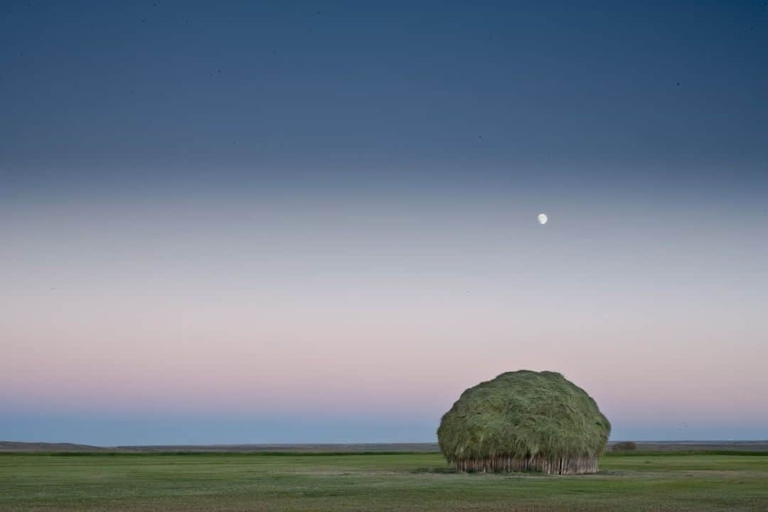 ナショナルジオグラフィックさんのインスタグラム写真 - (ナショナルジオグラフィックInstagram)「Photo by Stephen Wilkes @stephenwilkes | A haze of color surrounds the moon during a calm evening on the plains in Wyoming. To see more photos from my travels near and far, follow me @stephenwilkes. #StephenWilkes #Evening #Wyoming #Archives #HayStack」5月19日 15時34分 - natgeo