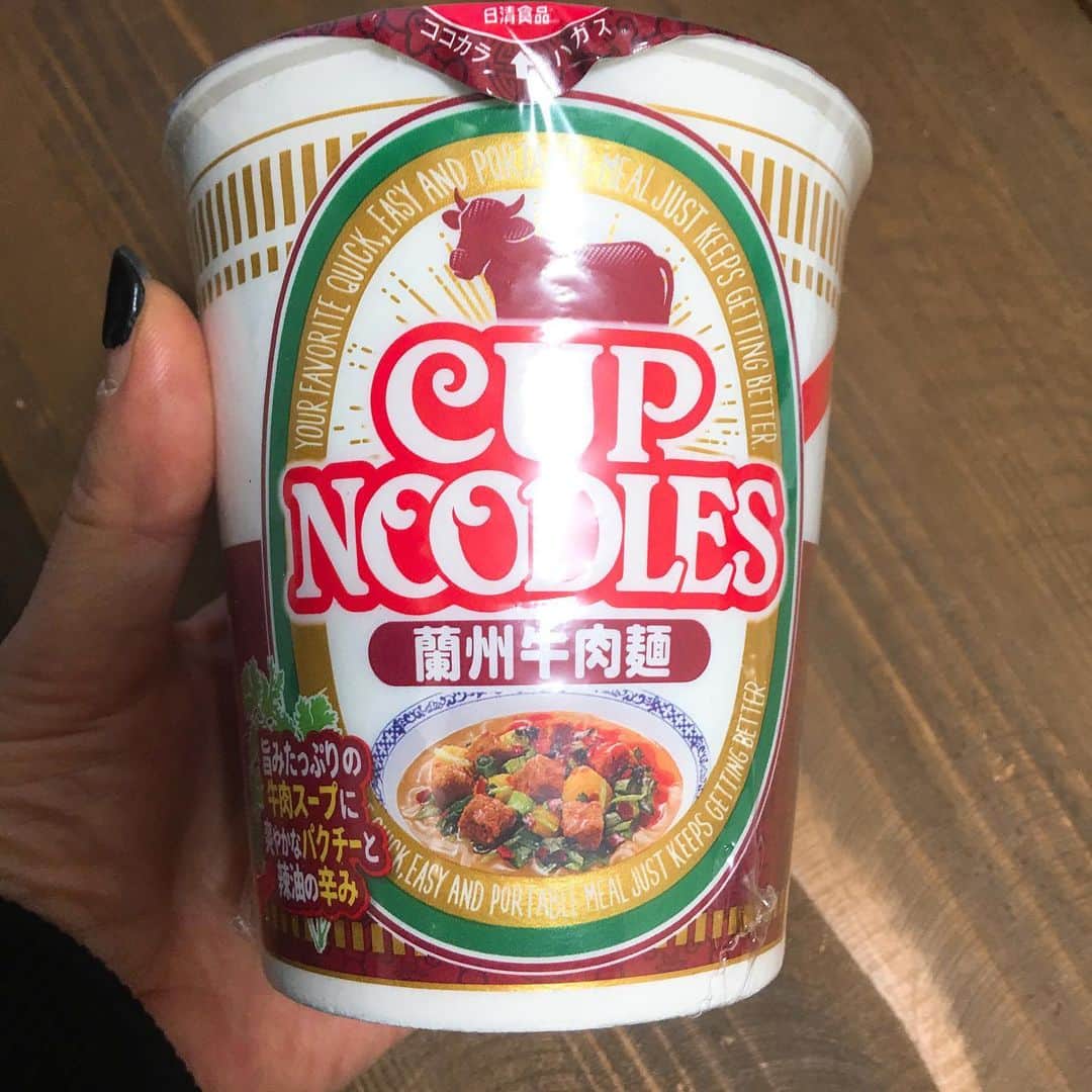 金巻ともこさんのインスタグラム写真 - (金巻ともこInstagram)「うまいぞ。 #cupnoodles #cupnoodle #カップヌードル #カップヌードル蘭州牛肉麺」5月19日 15時41分 - tomotomoco