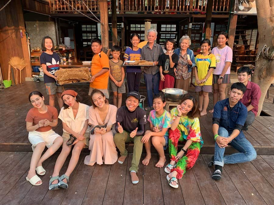 Amata Chittaseneeさんのインスタグラム写真 - (Amata ChittaseneeInstagram)「@monjirawan grandparents showing us how to extract honey and pure bee wax 🐝🤩🍯 #pearypiegoesgreen #chiangmai #thailand」5月19日 15時41分 - pearypie