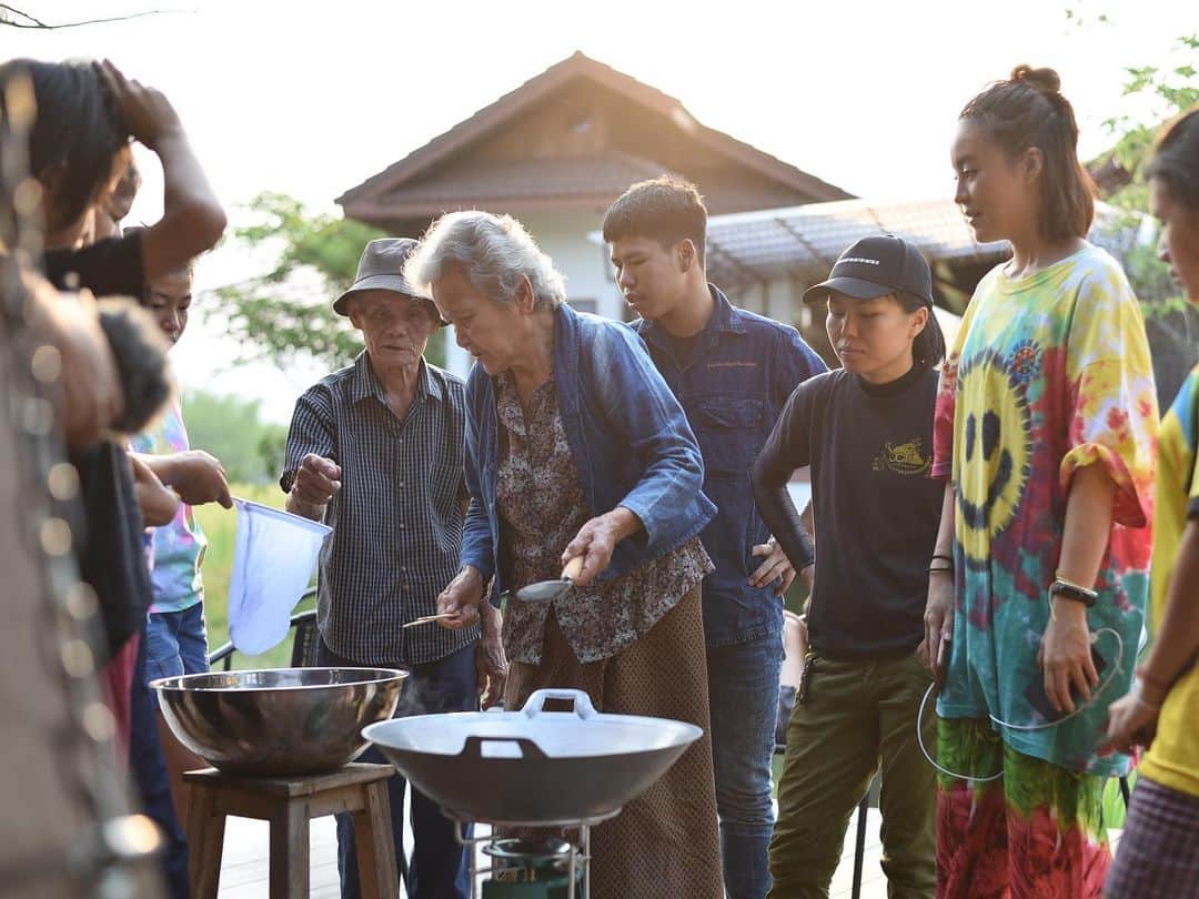 Amata Chittaseneeさんのインスタグラム写真 - (Amata ChittaseneeInstagram)「@monjirawan grandparents showing us how to extract honey and pure bee wax 🐝🤩🍯 #pearypiegoesgreen #chiangmai #thailand」5月19日 15時41分 - pearypie