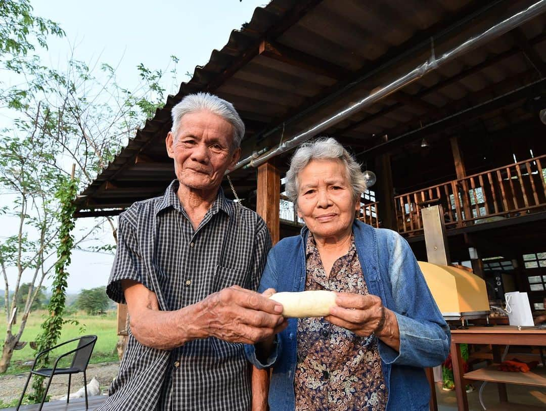 Amata Chittaseneeさんのインスタグラム写真 - (Amata ChittaseneeInstagram)「@monjirawan grandparents showing us how to extract honey and pure bee wax 🐝🤩🍯 #pearypiegoesgreen #chiangmai #thailand」5月19日 15時41分 - pearypie