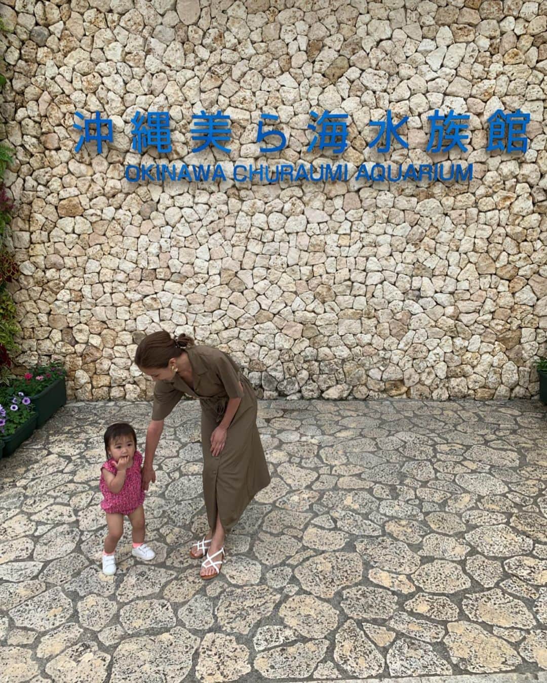 石塚絵梨さんのインスタグラム写真 - (石塚絵梨Instagram)「水族館が好きでよく行くんだけど、 大きな水槽にいるジンベイザメを見て、 おっきーー！と叫んでた娘😂💓 おっきーっと言えることにびっくり😂 楽しかったね❤️ #美ら海水族館 #沖縄 #babygirl#一歳5ヶ月」5月19日 15時45分 - ishi_eri1213