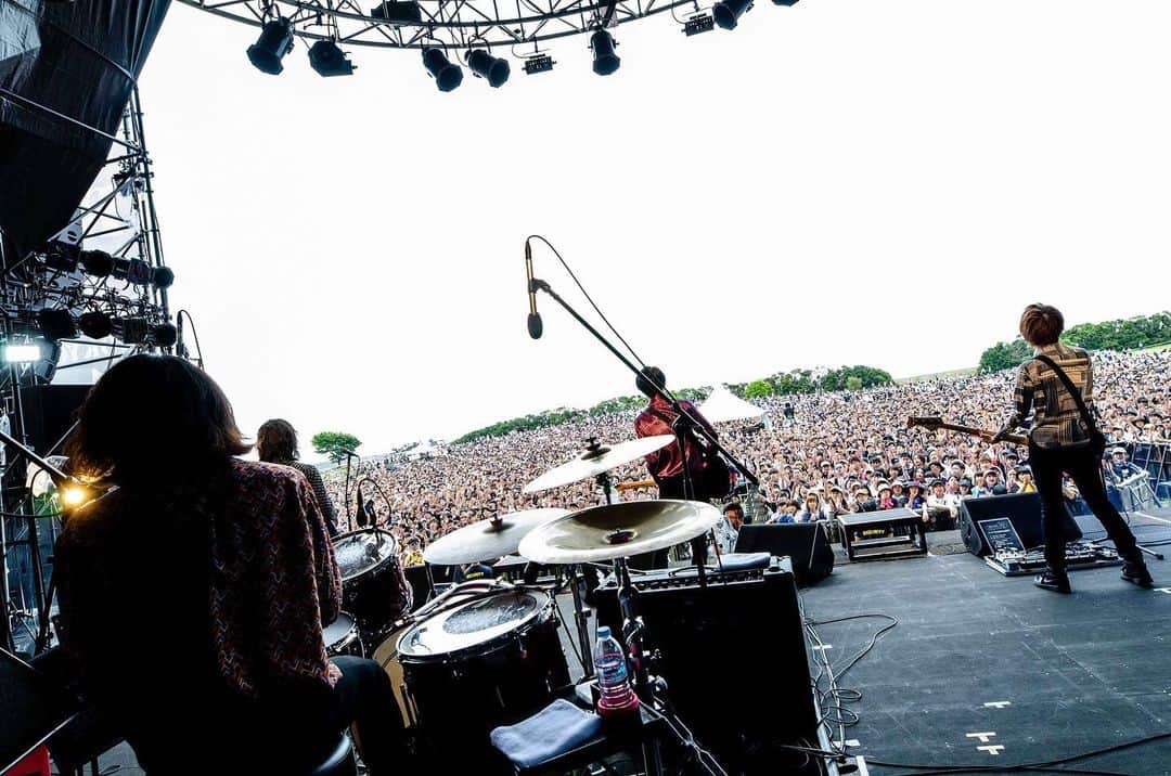 米田貴紀のインスタグラム：「METROCK OSAKA ありがとうございました。 日差しがキツすぎて春フェスというかもはや夏フェスといった感じでした💦 今日披露した新曲「Take it back」はいかがだったでしょうか？次のワンマンツアーではニューアルバム「Fetish」の収録曲をガシガシやっていきますのでよろしくお願いします。もちろん過去曲も交えて👍  関西の方は7月25日なんばhatchでお待ちしております🤘  photo by ユキちゃん #夜の本気ダンス  #metrock2019  #大阪」