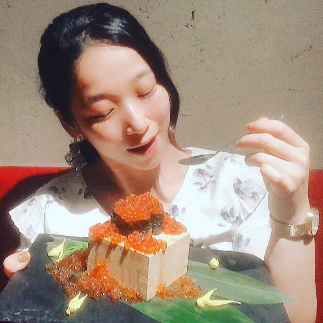 世手子さんのインスタグラム写真 - (世手子Instagram)「I am very satisfied with the overflowing sushi♪（ｖ＾＿＾）ｖ Now known sushi all over the world( ´∀｀) I want everyone satisfied with delicious food٩( 'ω' )و @tokishirazuiidabashi #ときしらず へ行ってきたょ（╹◡╹）♡ @mavenjapan  #mavenwatches 付けてお出かけ（＾ω＾） #極みコース を堪能してきたょ( ◠‿◠ )  前菜は蟹味噌とチャンジャ ビーンズと季節野菜のサラダ 鮮魚は函館魚市場直送〟鮮魚盛り合わせ（＾ω＾） 寿司は函館直送 #こぼれイクラ軍艦  焼物は備長炭使用！道産牛のロースト、藻塩を添えて(^｡^) 揚物はホタテとジャガイモ(*^ω^*) 雲丹ソース^o^ 〆は季節の炊き込み御飯(*^^*) 美味しくてほっこり(*´∇｀*) 甘味は本日のデザート（≧∇≦） 炊き込みご飯とこぼれいくらに大満足( ^ω^ ) おめでたい時に利用したい店内の雰囲気にはゴールドアイテムを持つと運気が上がる気がしました（＾ν＾） #マベンウォッチズ #腕時計 が映えるステキなお店でしたっ！ #マベン #手元倶楽部 クーポンコード発行してもらったょ^o^ 【roj0516】 ご使用で10パーセントオフ（＾ν＾） (クーポン使用期限は本日より1年間) 運気あがるコーディネートで、お寿司食べるとテンション上がる(^｡^) Casting by @woomy.restaurant」5月19日 15時49分 - rojide