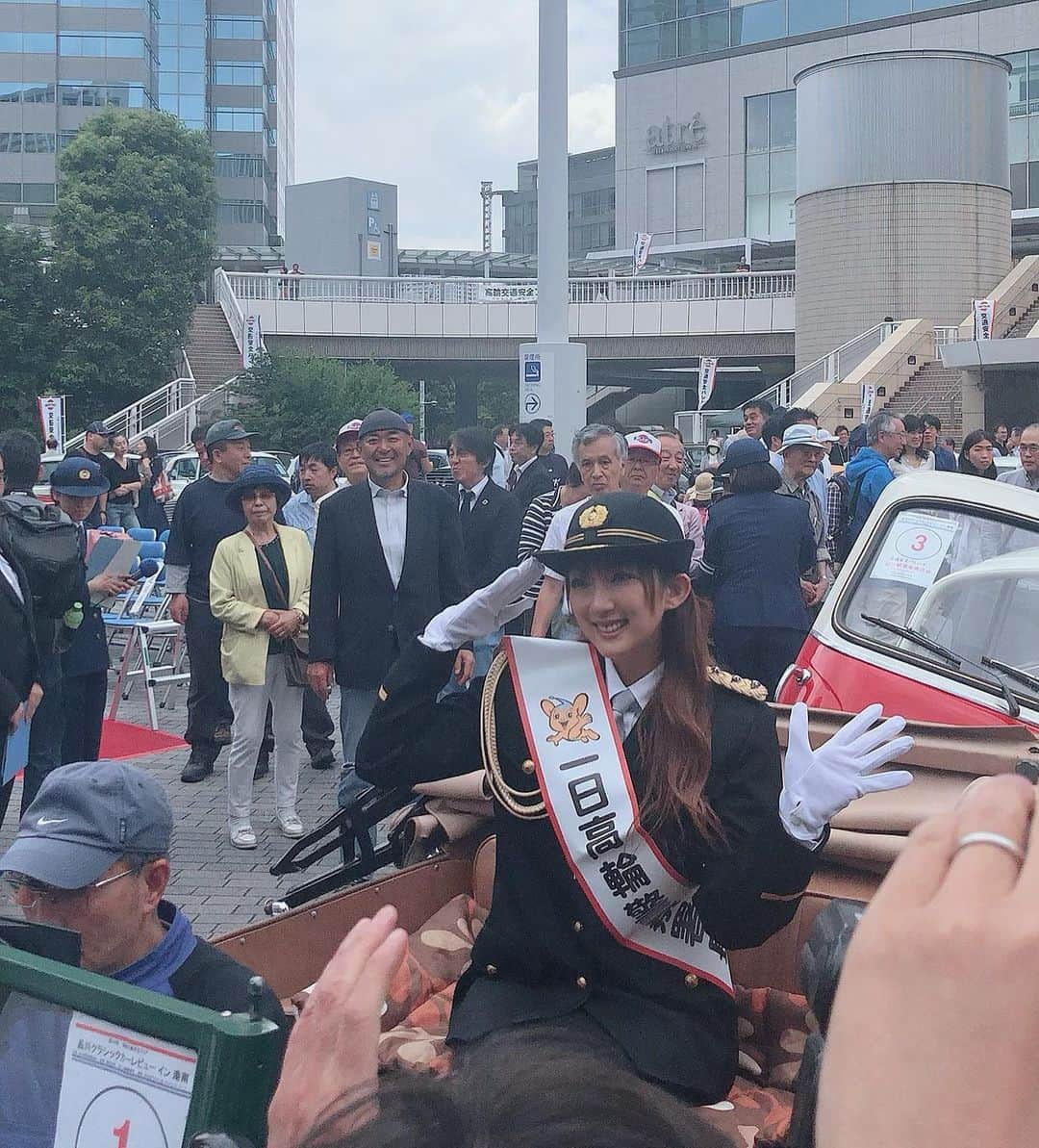 山田まりやさんのインスタグラム写真 - (山田まりやInstagram)「高輪警察1日警察署長 無事に終了致しました😃✨ありがとうございました❤️ ・ ・ 交通事故防止の為、 歩行者とドライバーさんとの アイコンタクトが如何に重要かを ・ ・ 今一度再認識していただくために 実体験を交えお話しをさせていただきました‼️🎤 ・ ・ 約110年前の馬車の様な ロールスロイスに乗せていただき パレードで回らせていただき😍✨ ・ 素敵なクラシックカーに囲まれての トークショーで 皆様と楽しい時間を過ごさせていただきまして最高な1日でした❣️😆🙌 ・ ・ ありがとうございました😂🙏❤️✨」5月19日 15時51分 - mariya.yamada