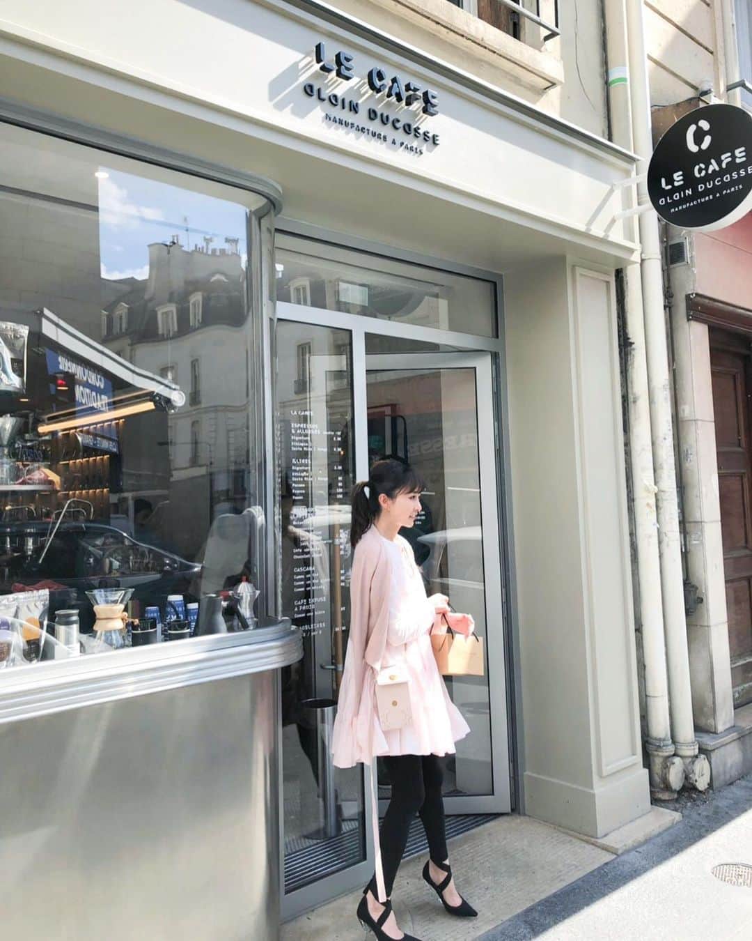 石井美保さんのインスタグラム写真 - (石井美保Instagram)「アランデュカスのコーヒー屋さんが出来ました。 @yumisaitoparis さんと左岸を巡るツアー。#lecafealainducasse」5月19日 15時51分 - miho_ishii