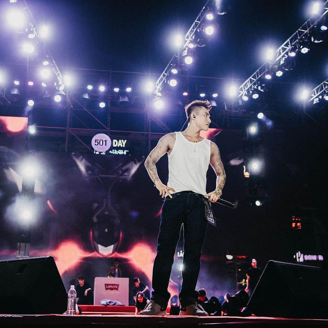 ソン・トゥンM-TPさんのインスタグラム写真 - (ソン・トゥンM-TPInstagram)「I had a crazy night with my audience in Hanoi .... As usual the stage was burned down by us  Thanks for giving me a lot of energy and motivation to keep working on my next projects ... Certainly there will be a lot of interesting things in the future ... Of course in the meantime you still can support me by listening to my old songs... 🤣🤣🤣 They will come soon ... very soon... Stay tuned !!!」5月19日 15時54分 - sontungmtp