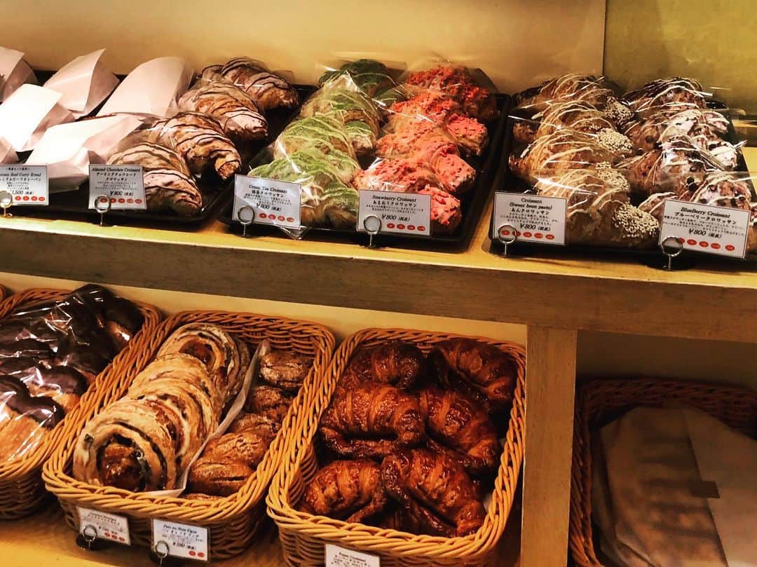 ホテル ニューオータニさんのインスタグラム写真 - (ホテル ニューオータニInstagram)「Come and grab your favorites at Patisserie SATSUKI! A generous variety of original bread created by our Chef Patissier are available at the take out corner. 『スーパシリーズ』のケーキで知られるパティスリーSATSUKIは、”ベーカリー”でもあるのをご存知ですか？ 店内にはスイーツクロワッサンをはじめ、こだわり抜いた焼きたてのパンが並びます。 【5/22-27 新宿伊勢丹において開催されるパンフェスISEPAN!に出店が決定！（販売は一部商品）】 #パティスリーsatsuki #ベーカリー #パン #パン屋 #スーパーシリーズ #焼きたて #クロワッサン #isepan #伊勢丹 #赤坂 #ホテルニューオータニ #patisseriesatsuki #patisserie #bakery #bread #croissant #akasaka #tokyo @hotelnewotanitokyo」5月19日 16時02分 - hotelnewotanitokyo